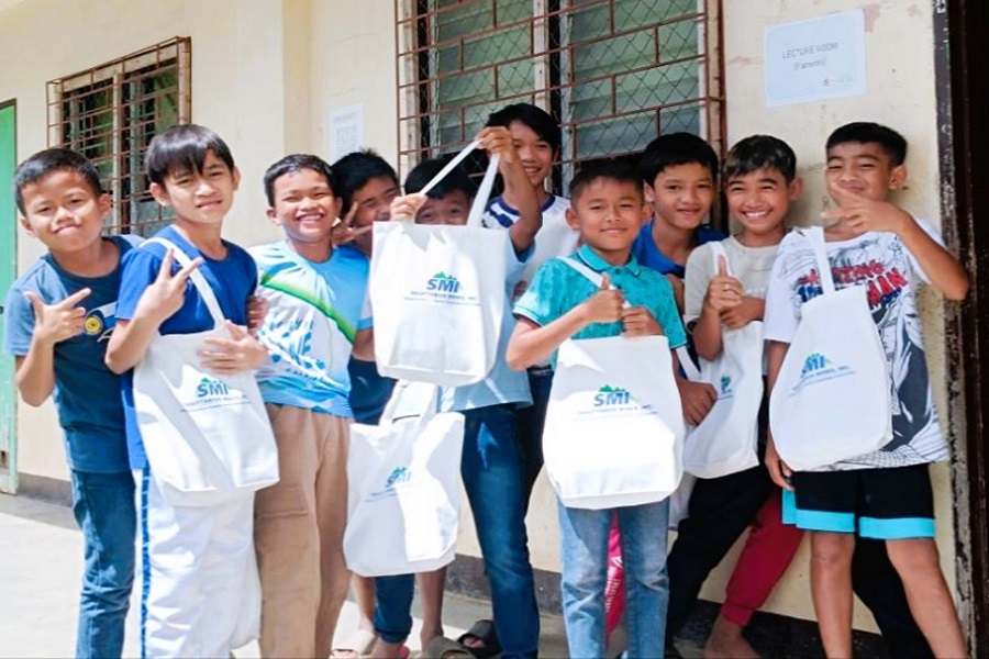 SMI Rolls Out Feeding Program, Hygiene Kits for 300 Pupils in Davao del Sur School