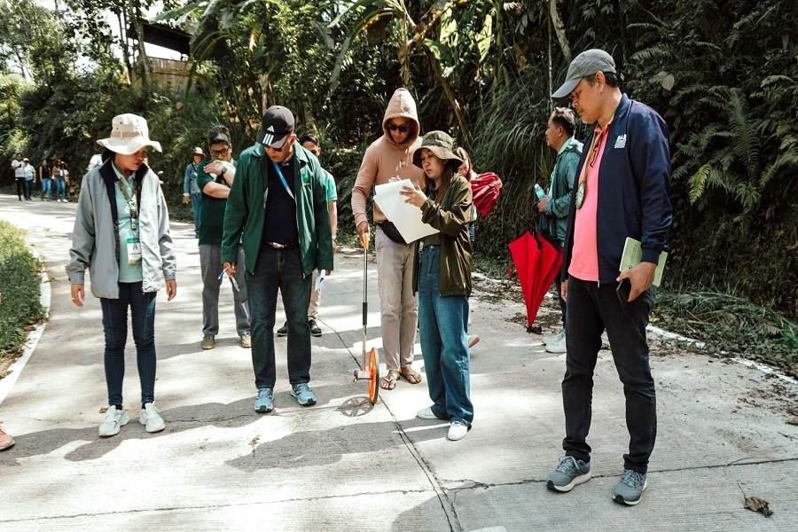 DAR, COA, DPWH, and local officials inspect the proposed ₱30-M Serongan–Pangandao Farm-to-Market Road in Manukan, Zamboanga del Norte, a project set to give agrarian reform beneficiaries (ARBs) wider market reach, lower transportation costs, and greater agricultural productivity.