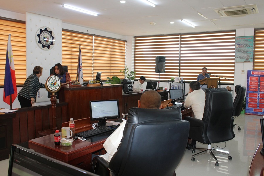 Vice Mayor Anamel Olegario in a huddle with SB Secretary Estelita Eguia.